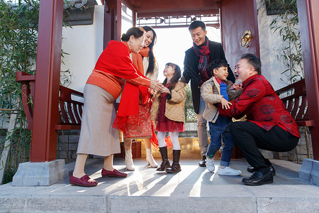 中式门廊幸福家庭回家与老人团聚过新年背景