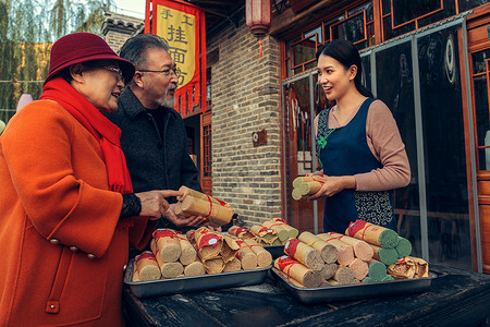 冬季存粮食老年夫妇购买挂面背景