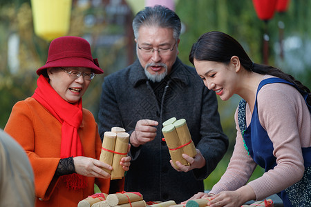 冬季存粮食老年夫妇购买挂面背景