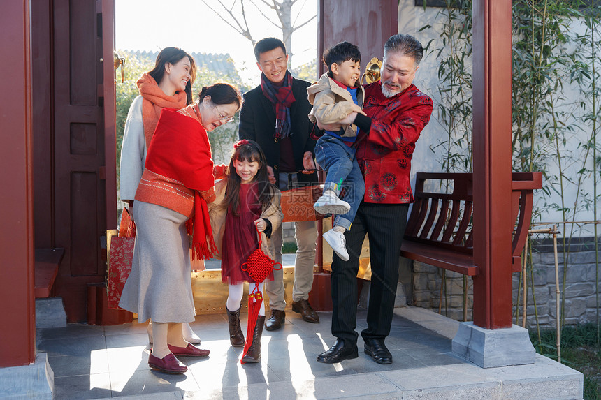 幸福家庭回家与老人团聚过新年图片