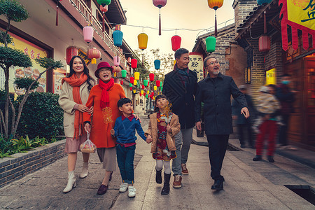 北京地坛庙会胡同里逛街的幸福六口之家背景