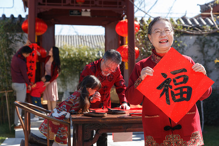 快乐家庭过新年写春联图片