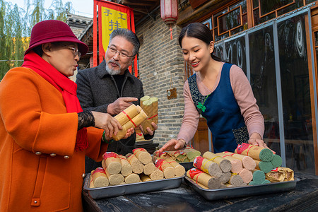 冬季存粮食老年夫妇购买挂面背景