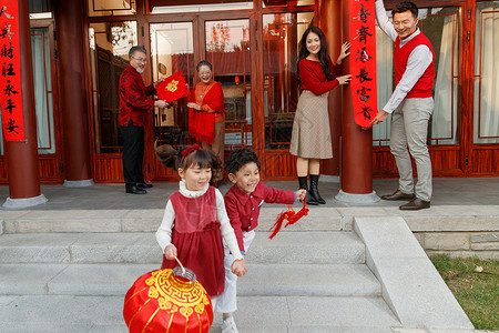 家神快乐儿童追逐嬉戏庆新年背景