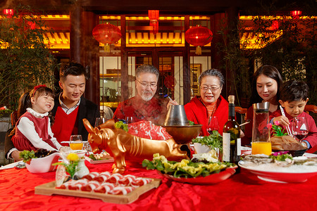 春节东方家庭在中式庭院内聚餐图片