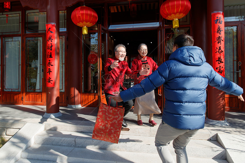 青年男人过年回家和父母团聚图片