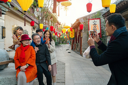 逛庙会合影留念的一家六口背景