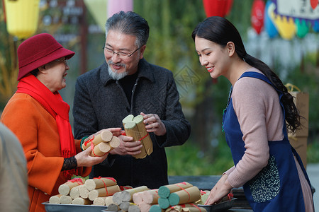 冬季存粮食老年夫妇购买挂面背景