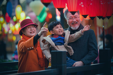 北京地坛庙会幸福的祖孙三人逛庙会背景