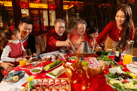 春节东方家庭在中式庭院内聚餐高清图片