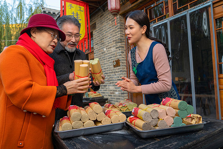 冬季存粮食老年夫妇购买挂面背景