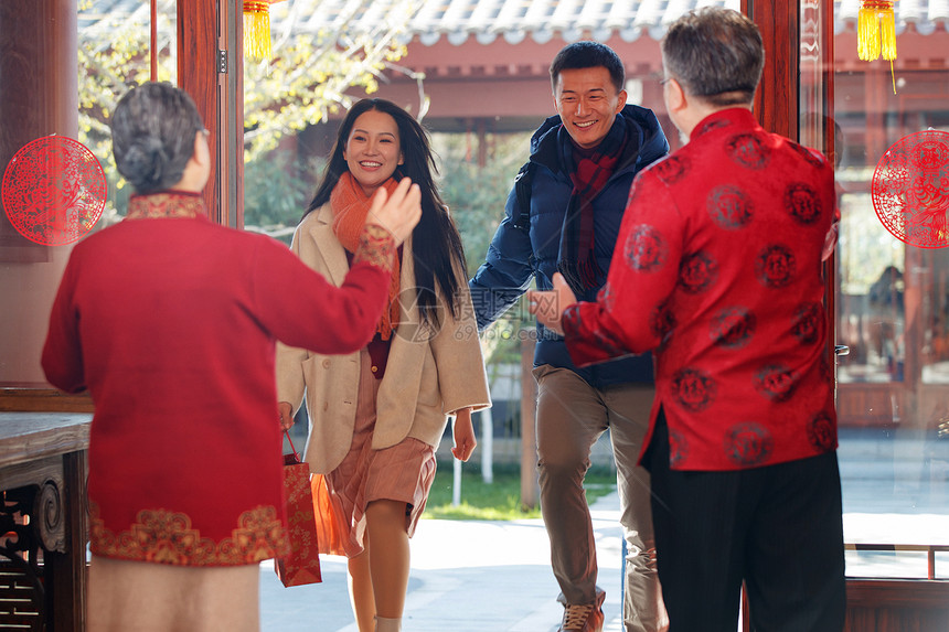 青年伴侣回家过新年图片