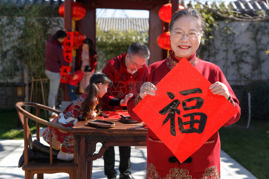 快乐家庭过新年写春联图片