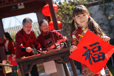 快乐家庭准备新年福字春联图片