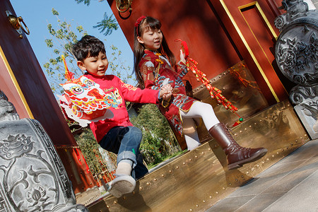 北京欢迎你欢乐的男孩女孩庆祝新春背景