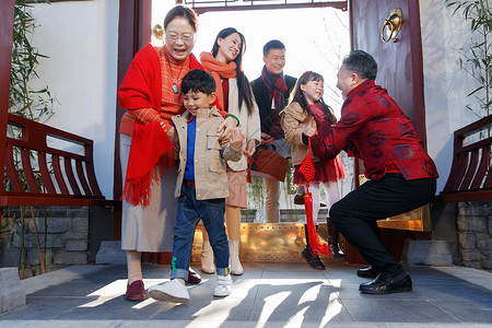 幸福家庭回家与老人团聚过新年图片