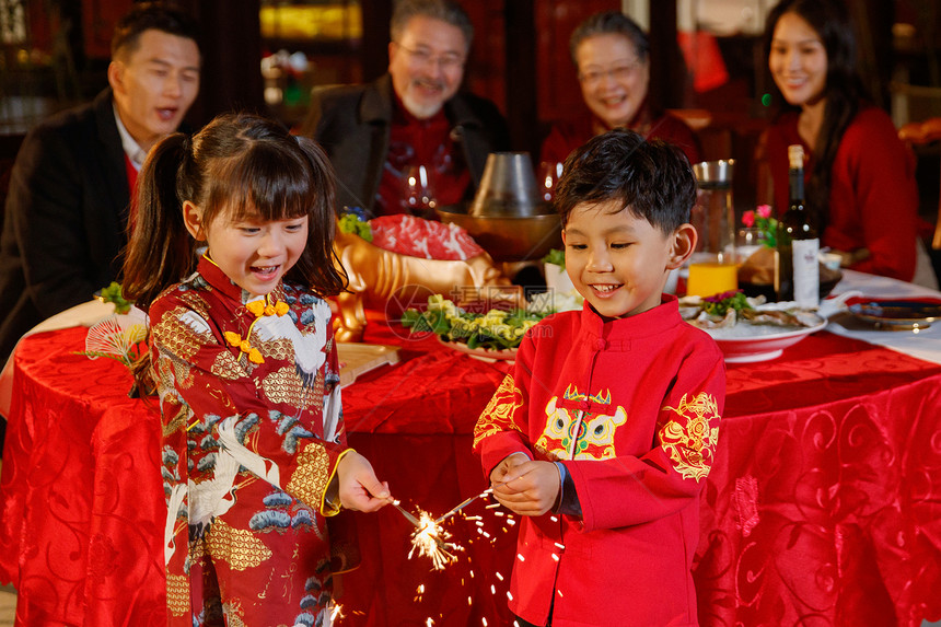 快乐家庭庆祝新年图片