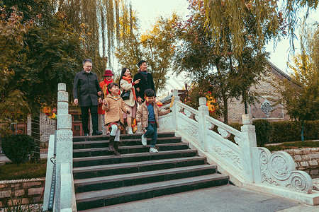 春节游玩公园游玩的幸福六口之家背景