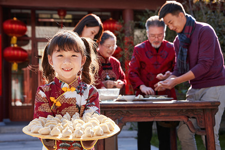 幸福的家庭过年包饺子图片