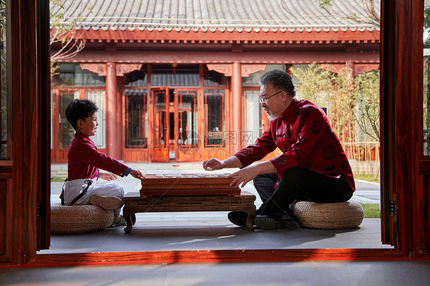 祖孙俩在庭院里下象棋图片