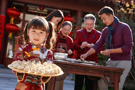 幸福的家庭过年包饺子高清图片