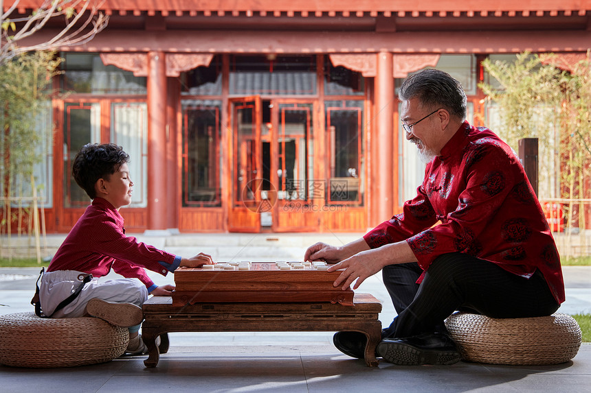 祖孙俩在庭院里下象棋图片