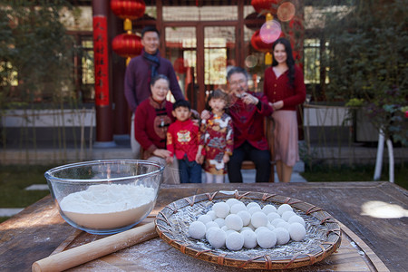 新年影楼全家福活动幸福的家庭过年准备包饺子背景