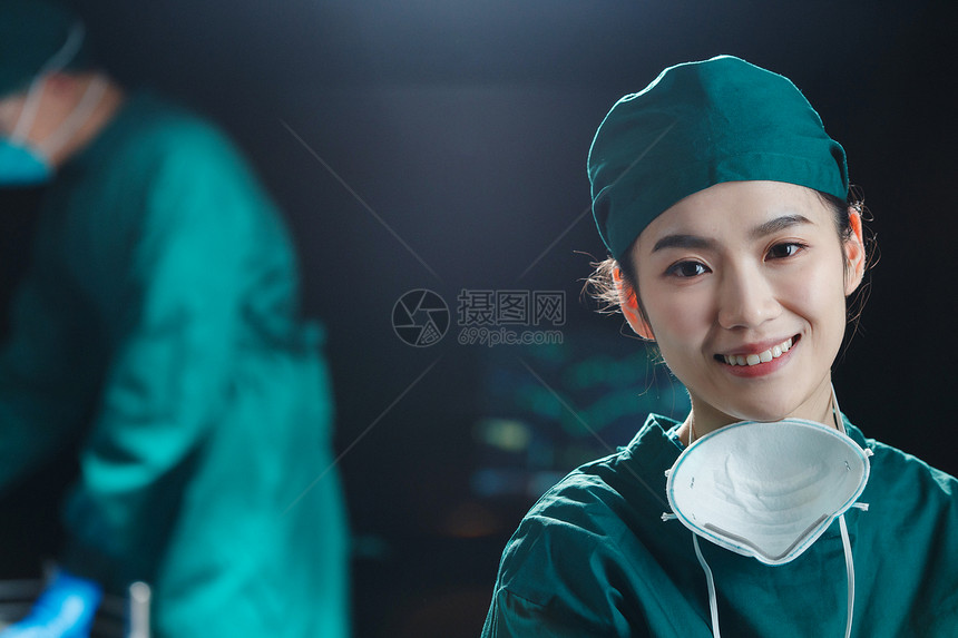 穿着手术衣的青年女医生图片