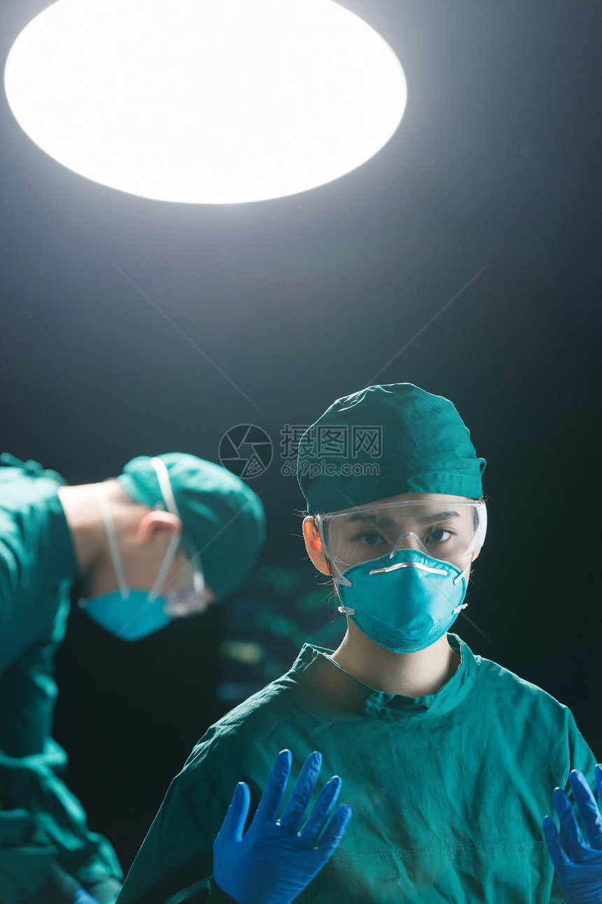 准备做手术的医护人员图片