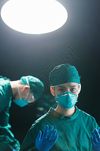 紧急照明准备做手术的医护人员背景