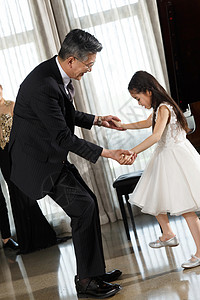 祖父和孙女一起跳舞高清图片