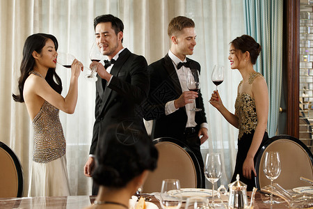 情侣家族素材青年男女在聚餐背景