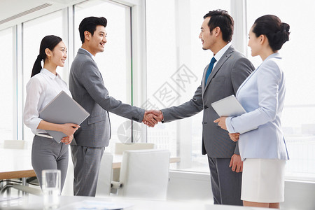 商务人士手握手合作图片