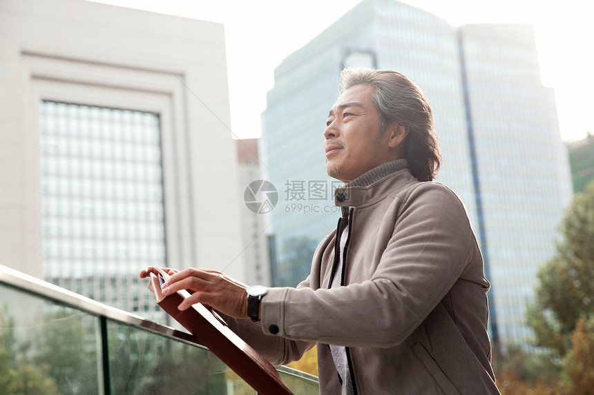 自信的商务男士图片