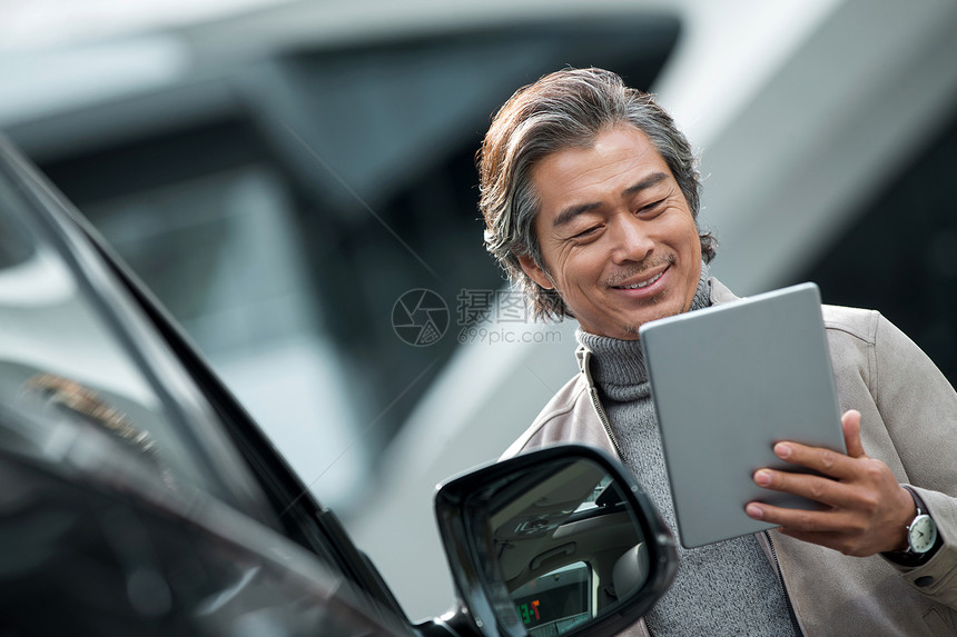 商务男士用平板电脑图片