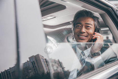 透过窗户往外领导职业商务男士坐在汽车里打电话背景