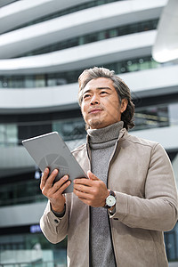 商务男士用平板电脑图片