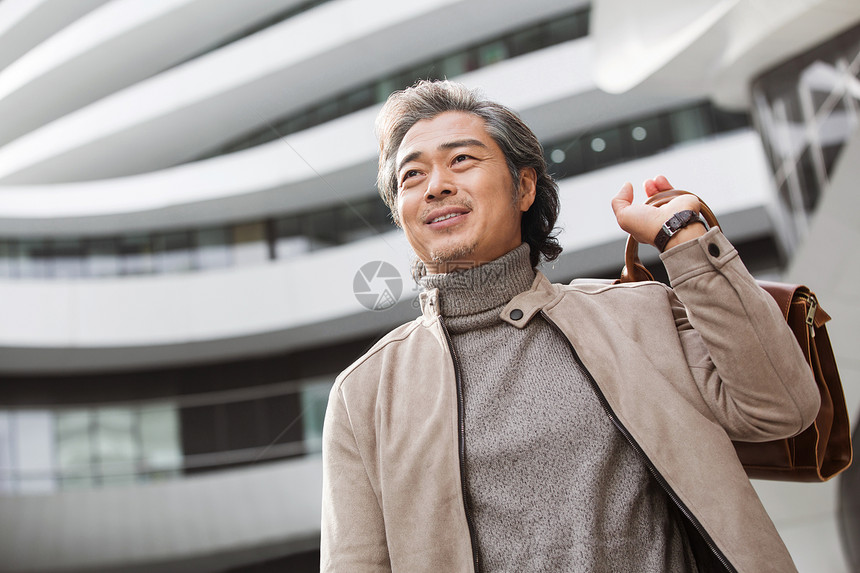 自信的商务男士图片