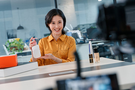 在线注册青年女人在线直播销售化妆品背景