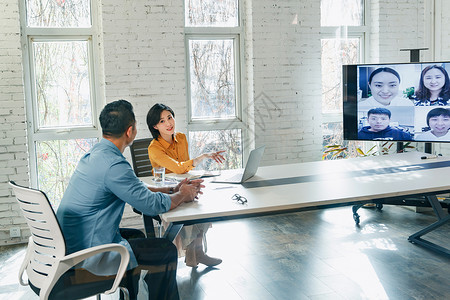 电脑远程会议商务男女在会议室开视频会议背景