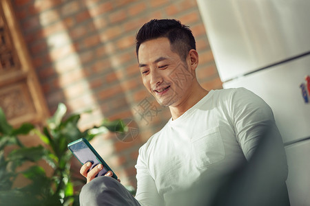 舒适沟通青年男人在家看手机背景