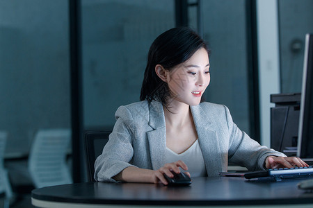 在办公室加班的青年女人图片