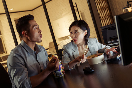 商务人士在办公室加班用餐图片