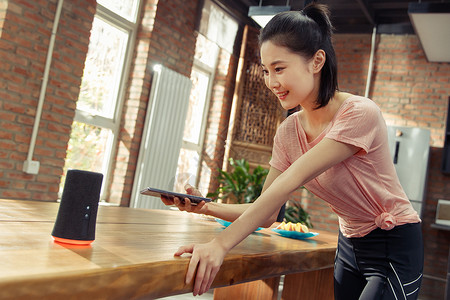 青年女人在家看手机图片