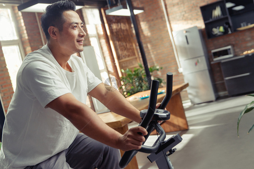 青年男人在家运动锻炼图片