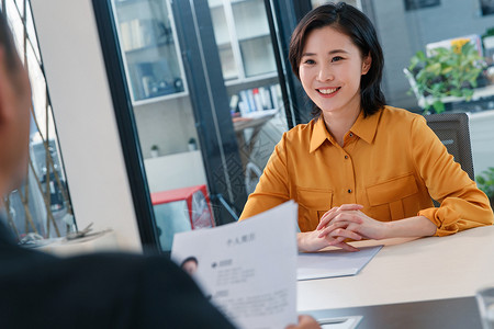 面试人员青年女人参加工作面试背景