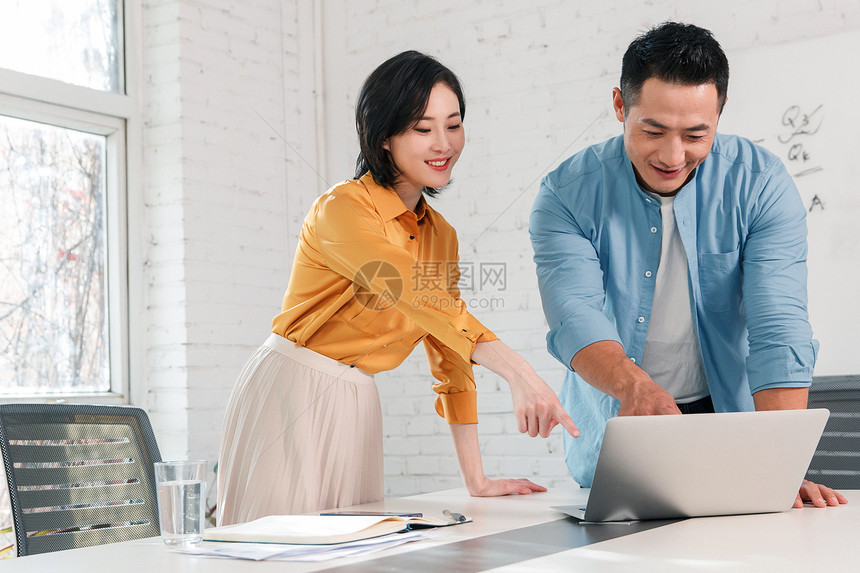 在办公室里的商务男女图片