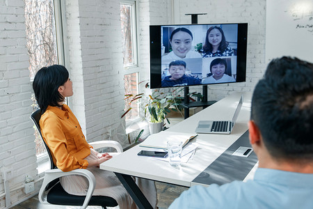 人工智能电视商务男女在会议室开视频会议背景