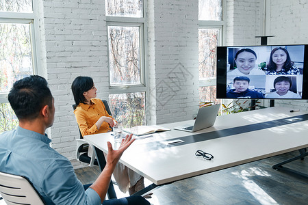 电脑远程会议商务男女在会议室开视频会议背景
