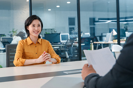 女面试官青年女人参加工作面试背景